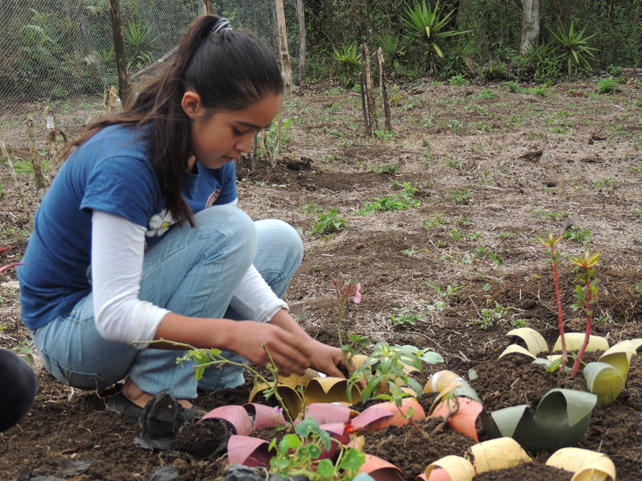 Menina plantando.png